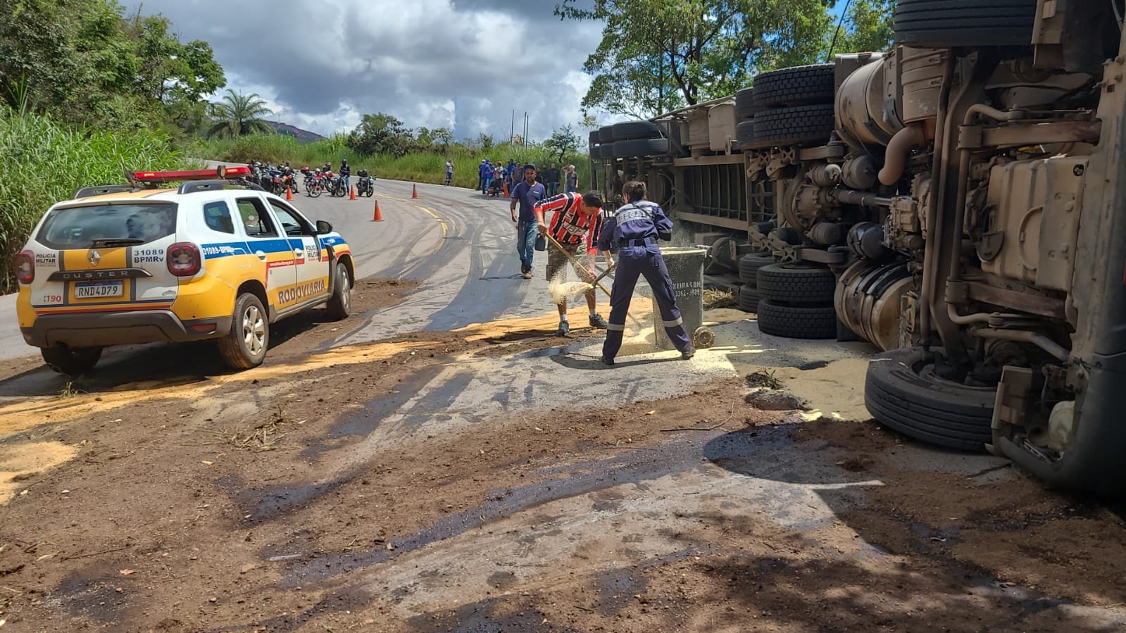 Caminhão tomba em Itabirito e trava BR-356