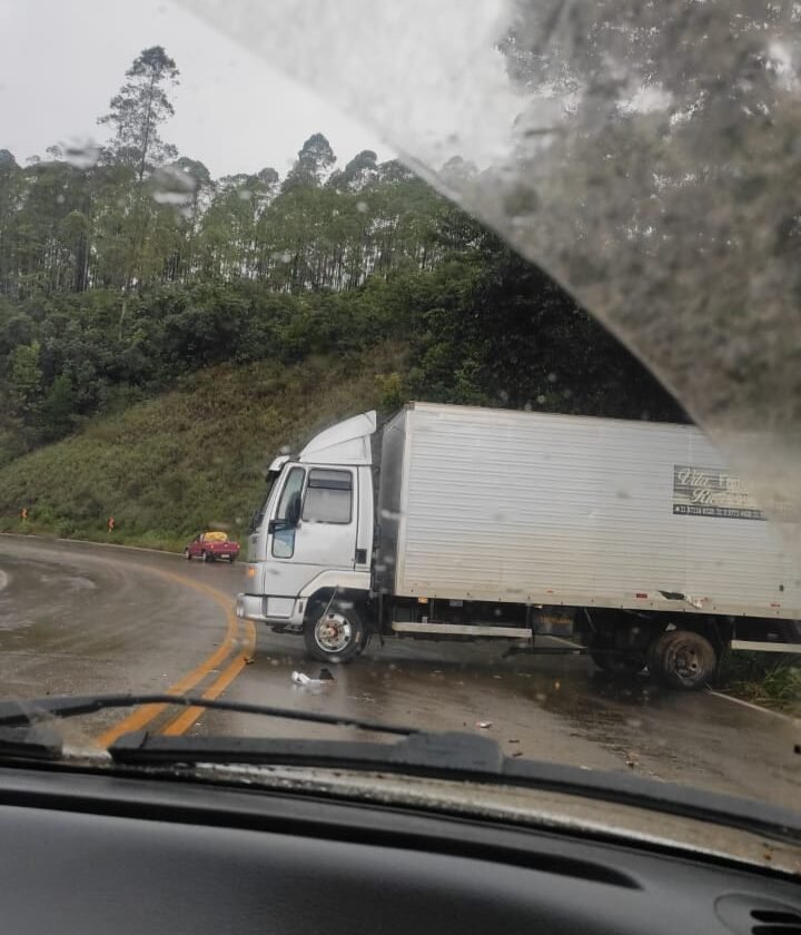 Acidente na Serra da Santa em Itabirito: apenas meia pista liberada