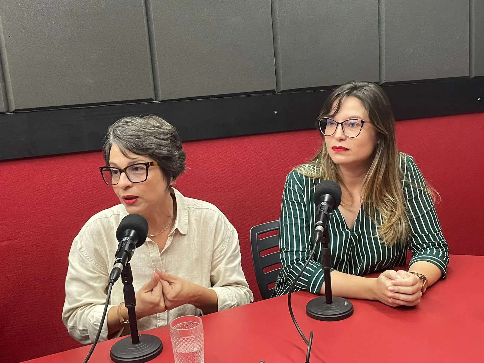 Alunos da rede pública de Ouro Preto receberão kits de uniforme em Abril, anuncia secretária