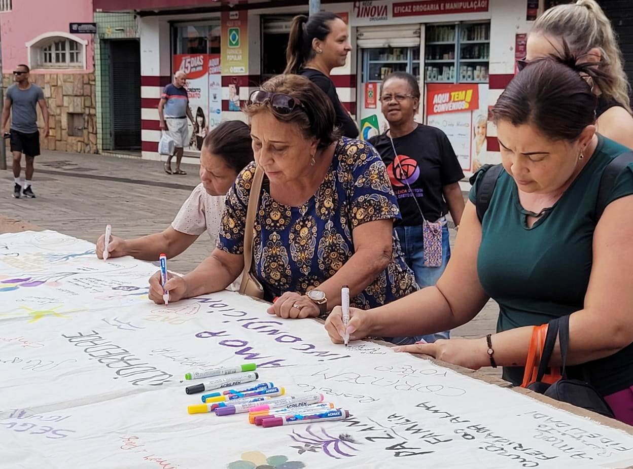 Mulheres deixam mensagens de esperança e coragem em Congonhas