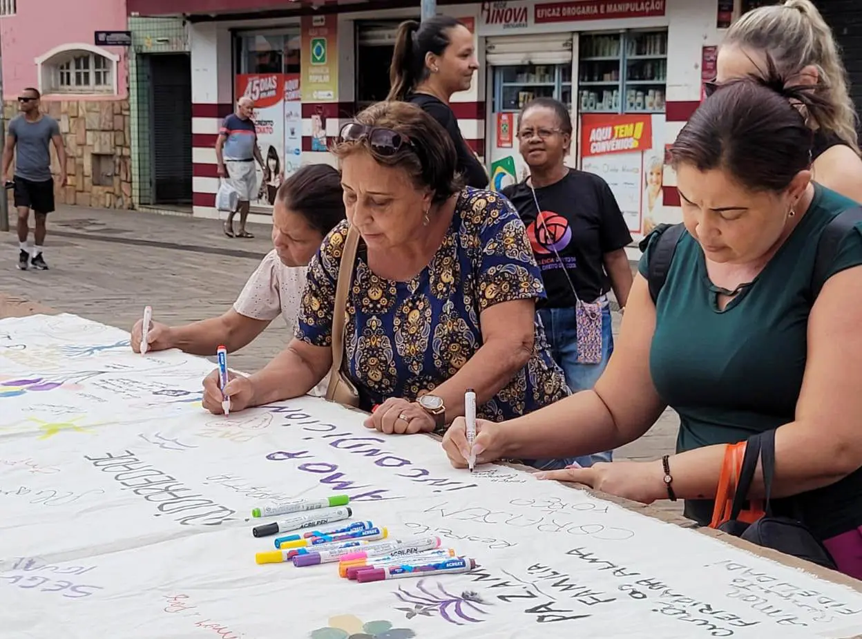 Mulheres deixam mensagens de esperança e coragem em Congonhas