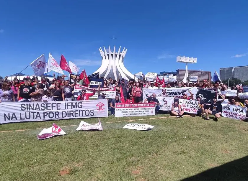 180 servidores e alunos da UFOP e IFMG participam de ato em Brasília