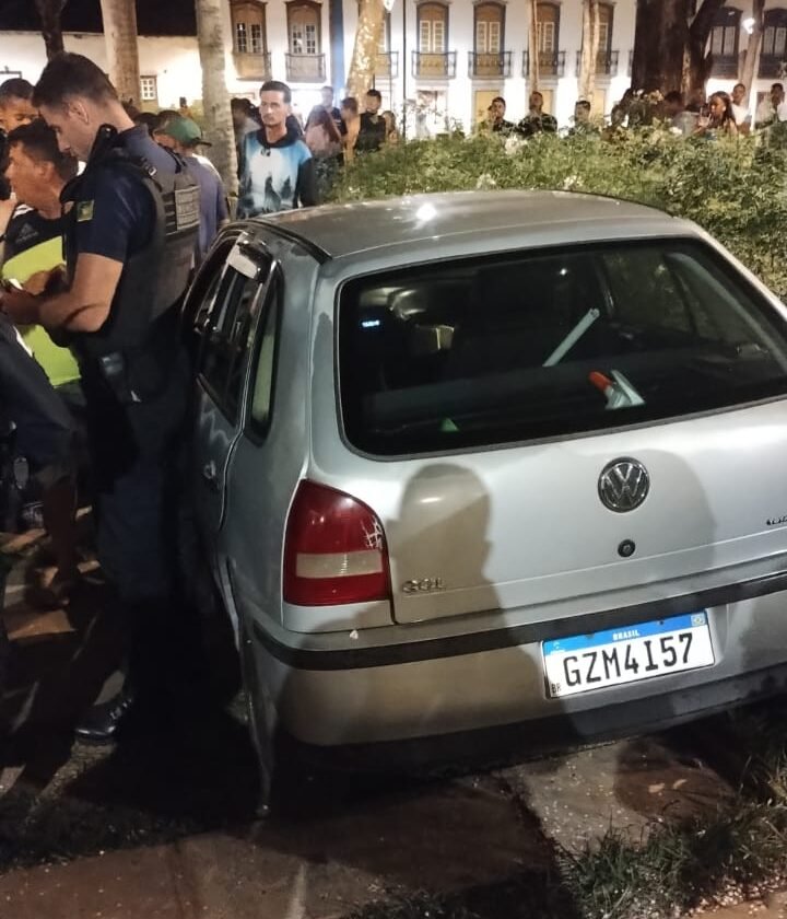 Carro desgovernado perde o freio e invade Jardim de Mariana