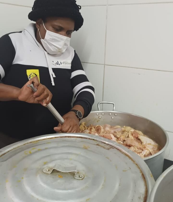 Mulheres da Ocupação Chico Rei no RS trabalhando nas cozinhas solidárias do MTST