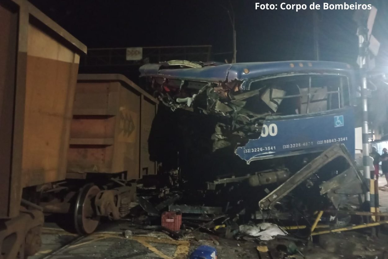 Ônibus de turismo para de funcionar e é atingido por trem em Juiz de Fora