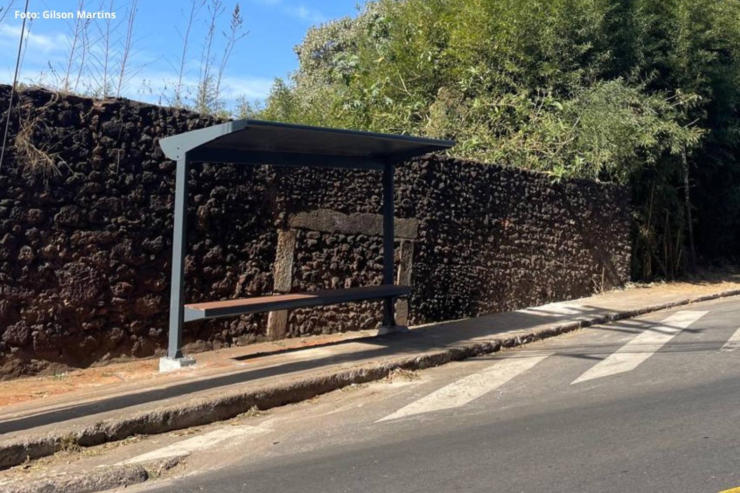 Abrigo em ponto de ônibus estão sendo instalados em Ouro Preto