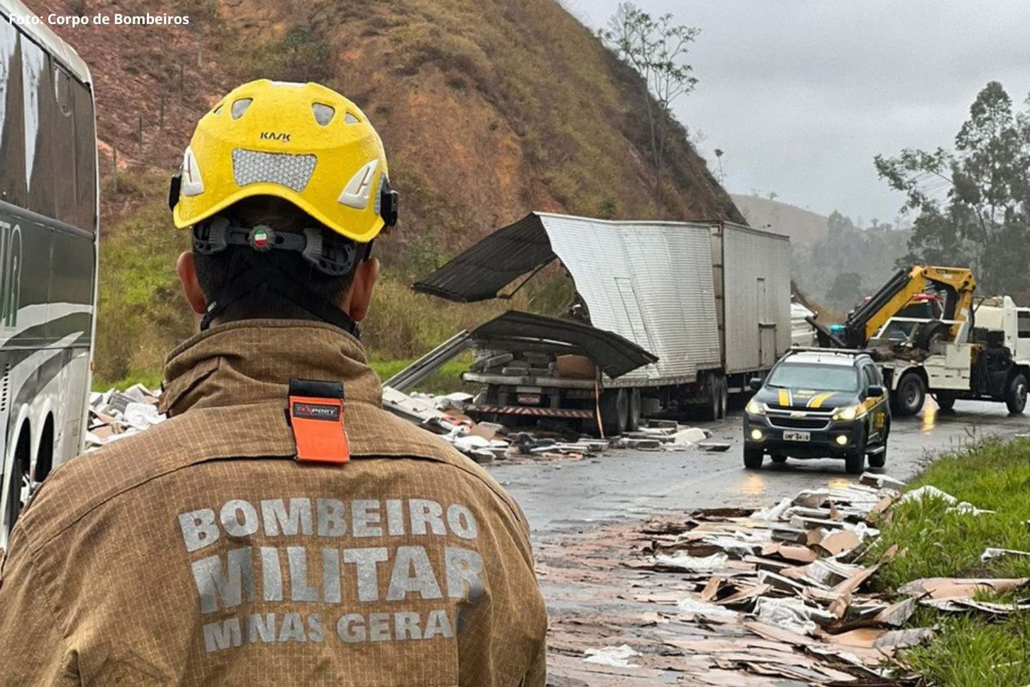 Bombeiros atendem ocorrência de acidente envolvendo um ônibus, uma carreta e um veículo de passeio