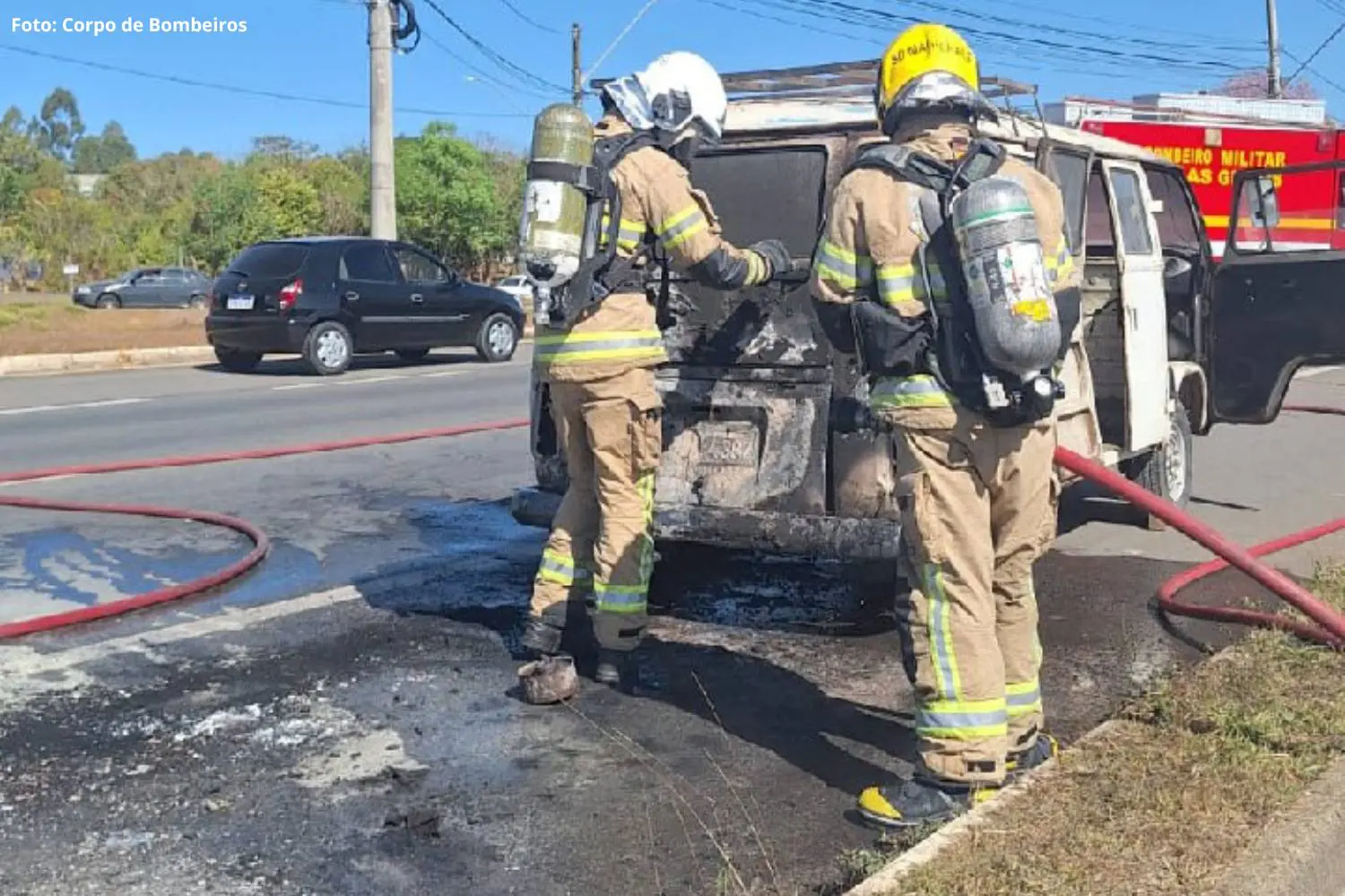 Corpo de Bombeiros apaga incêndio em Kombi