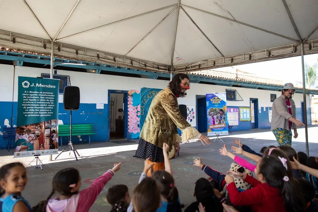 J. Mendes patrocina Circuito de Popularização do Teatro nas escolas de Congonhas