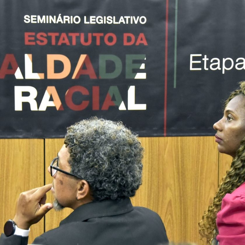 Mulheres negras recebem 52% a menos que homens brancos no mercado de trabalho