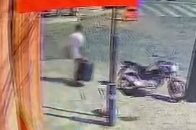 Homem furta caixa de som à luz do dia no Centro de Mariana; câmeras flagram ação