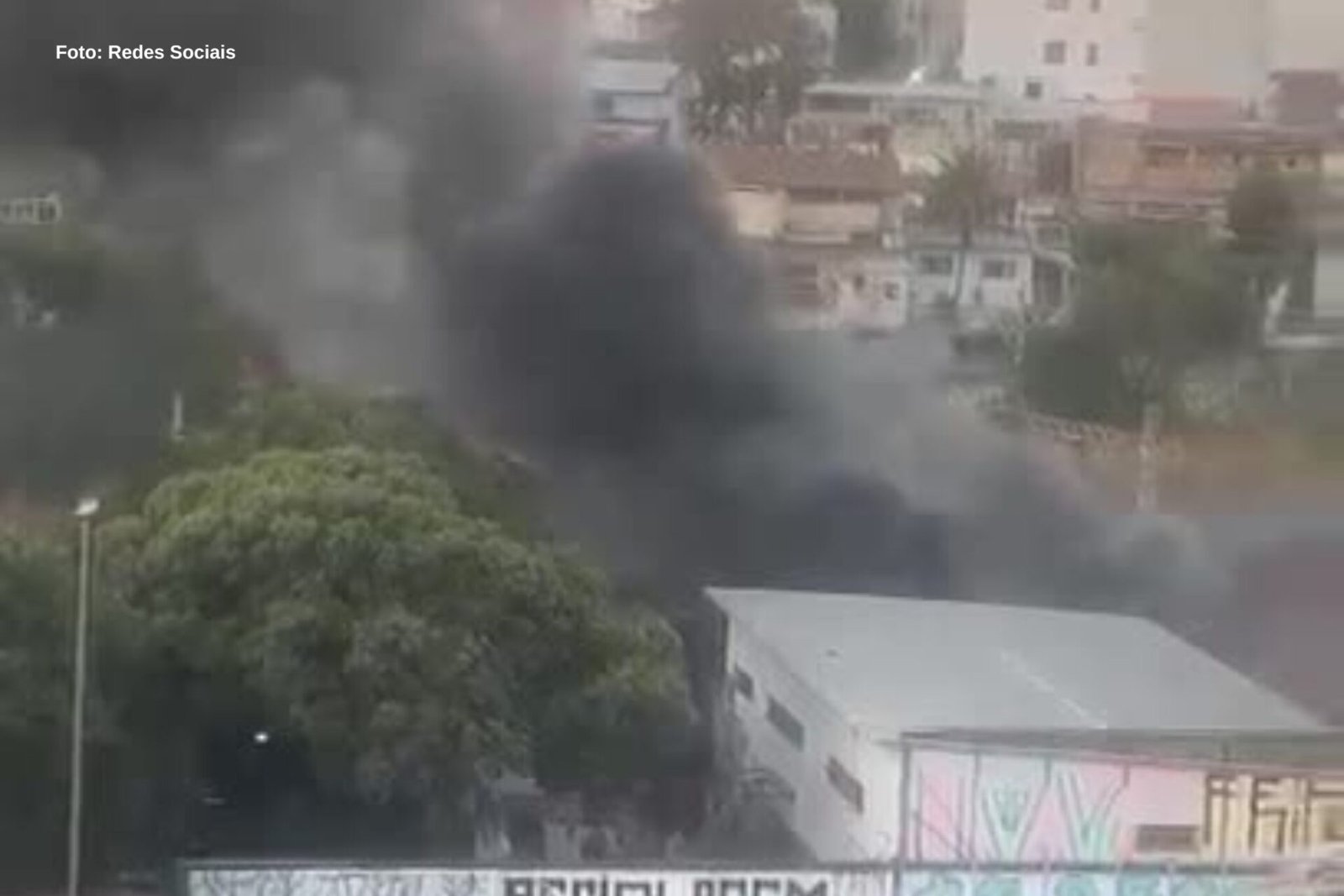 Bombeiros apagam incêndio em galpão de reciclagem em BH