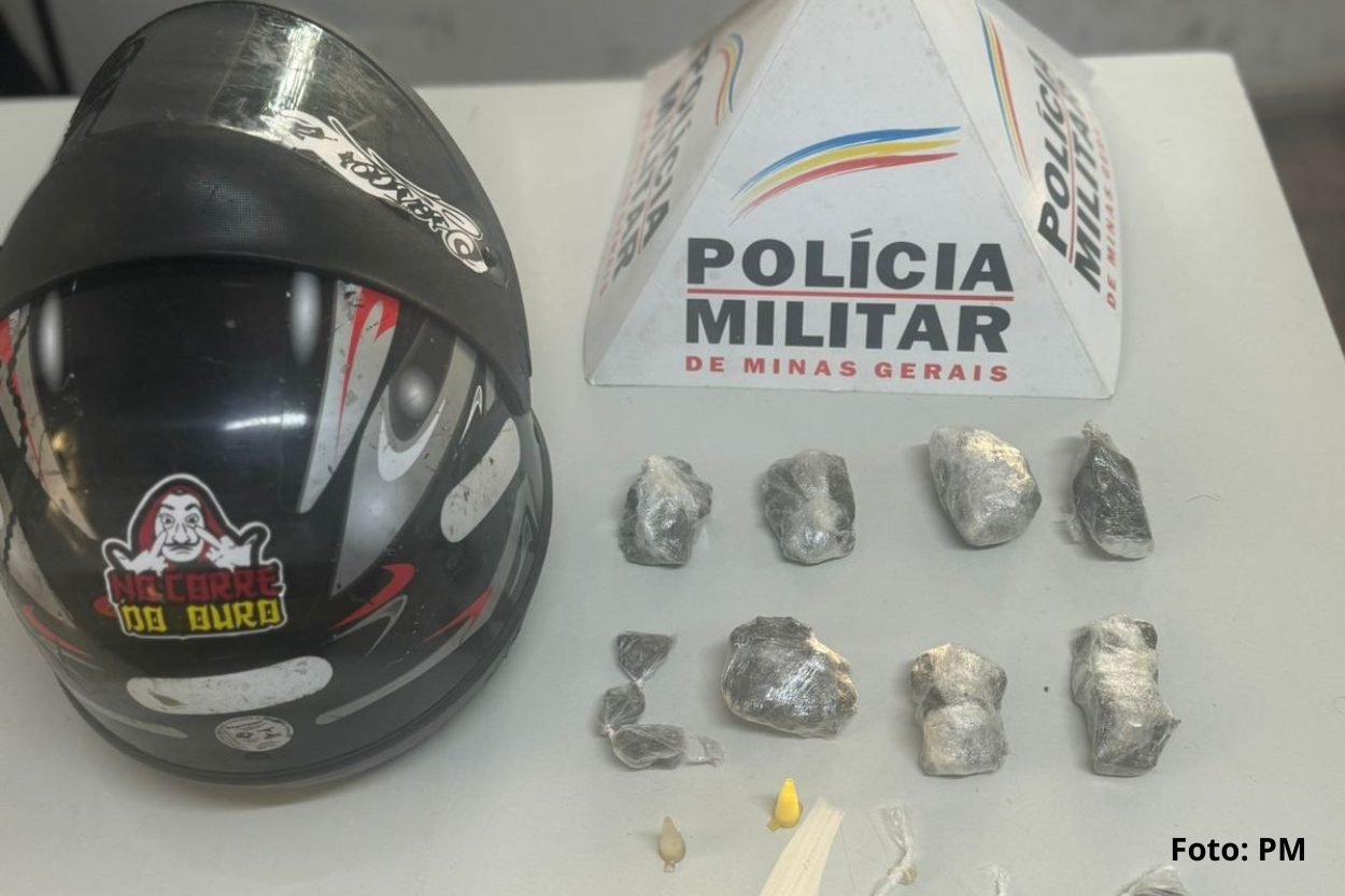 Suspeito foge, mas deixa cair capacete 'recheado' com drogas em Itabirito