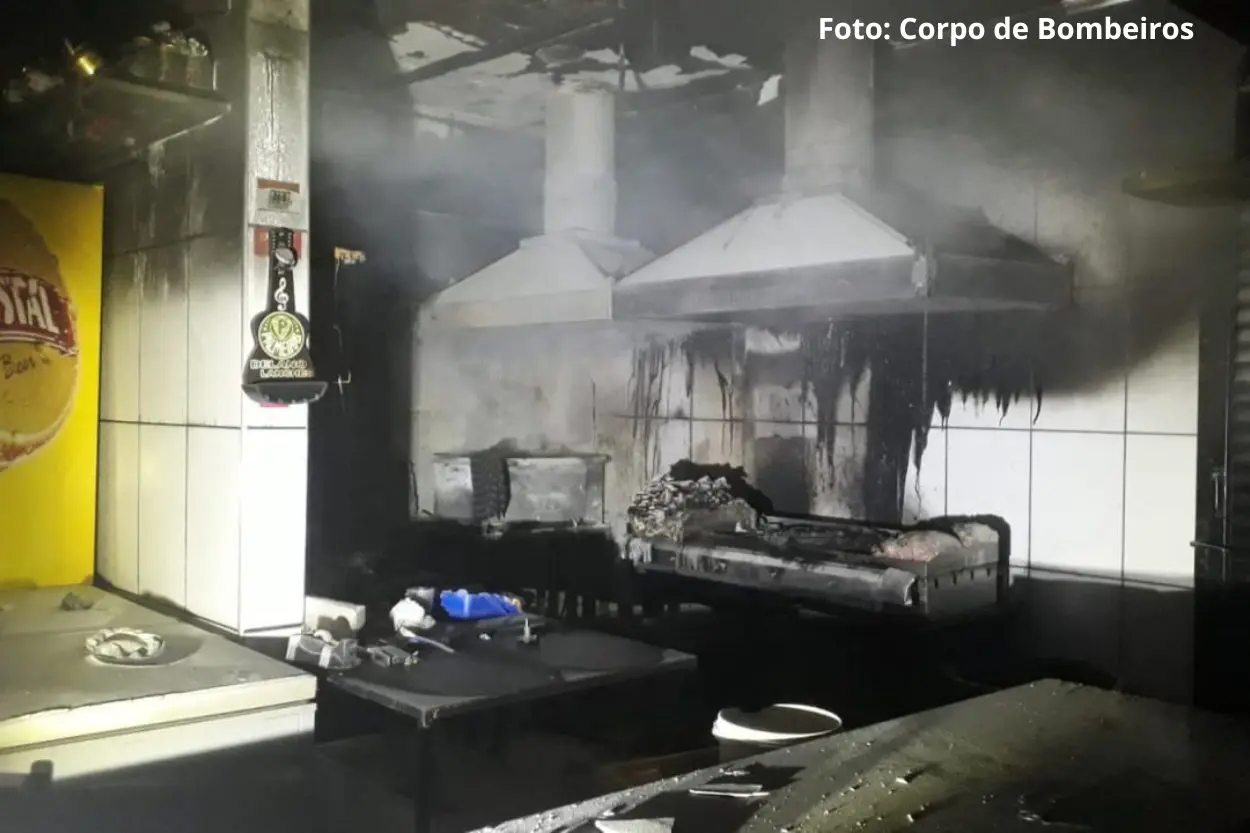 Incêndio destrói cozinha de Lanchonete em Uberlândia; veja