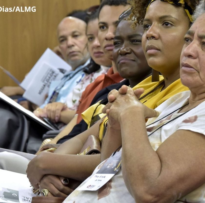 Mulheres negras recebem 52% a menos que homens brancos no mercado de trabalho