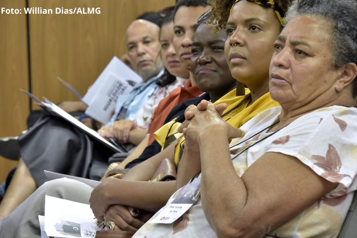 Mulheres negras recebem 52% a menos que homens brancos no mercado de trabalho