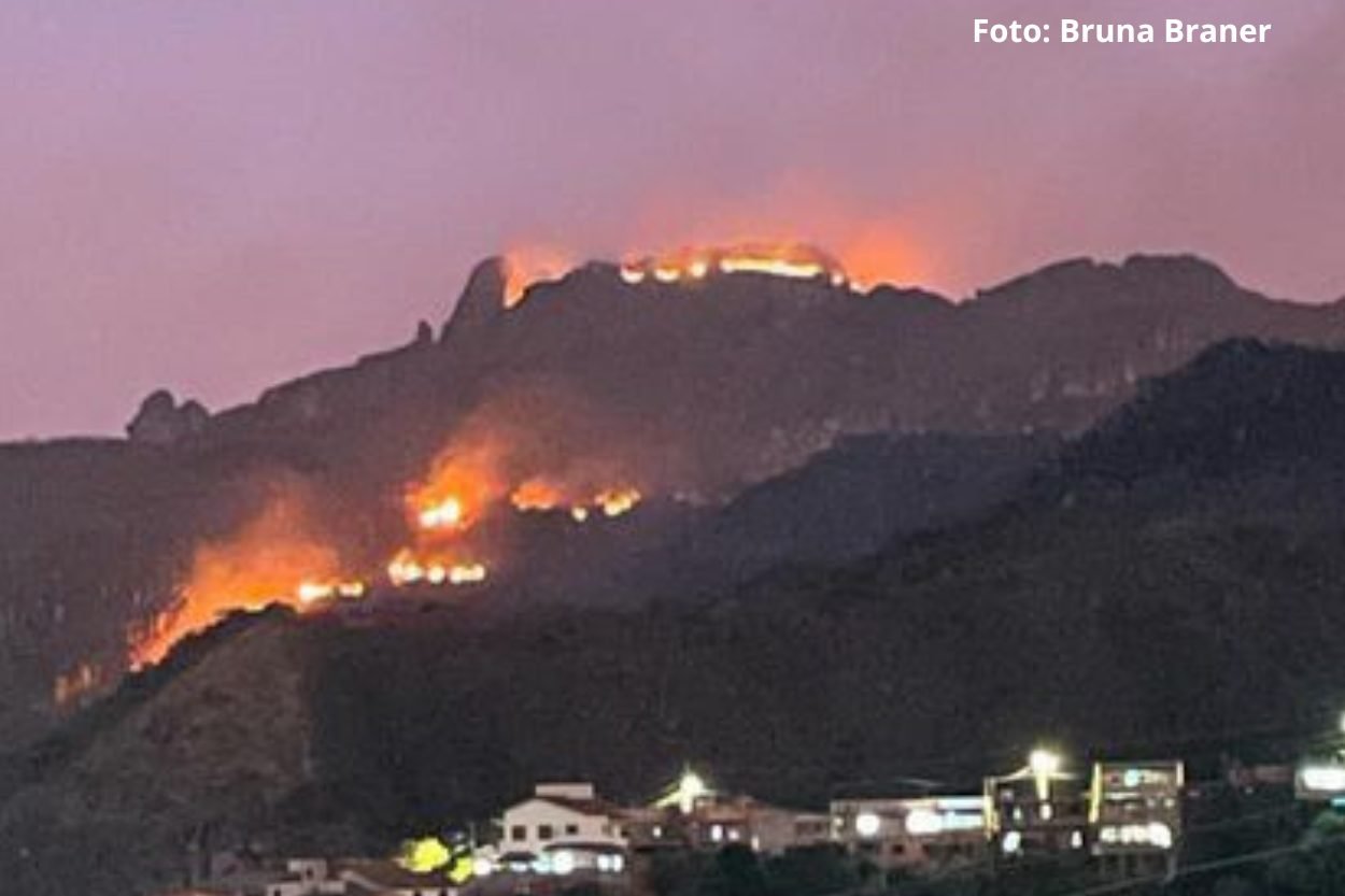 Três frentes e mais de 50 homens combatem incêndio no Pico do Itacolomi