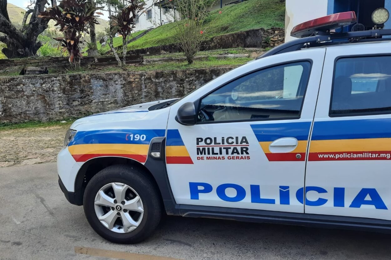 Ao atender ocorrência de violência doméstica, PM prende suspeito de tráfico em Ouro Preto