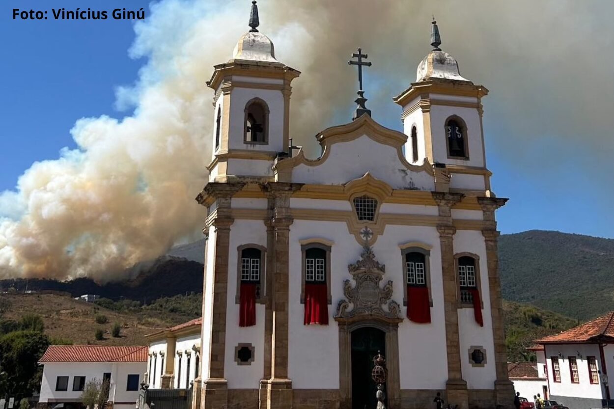 Imagens de incêndio vegetação em Mariana impressionam