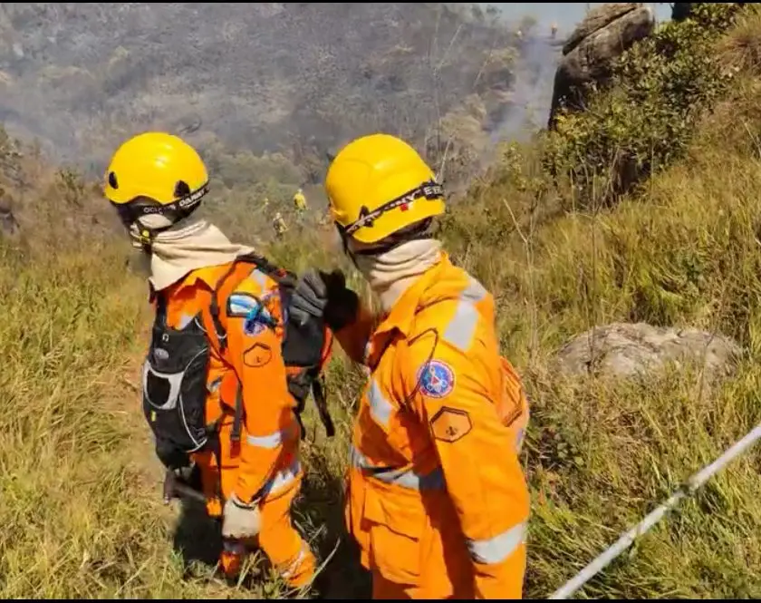“Muita luta”: Brigadistas combateram o fogo por horas em Ouro Preto