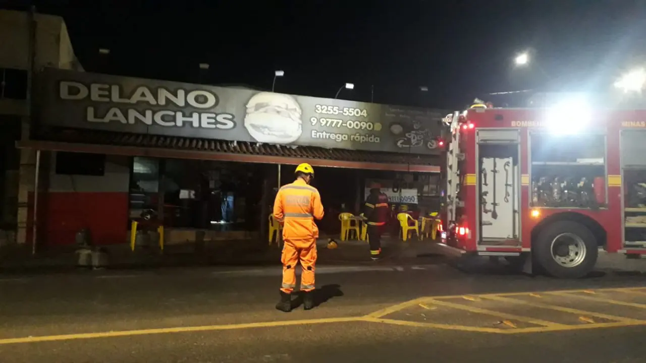 Incêndio destrói cozinha de lanchonete em Uberlândia; veja