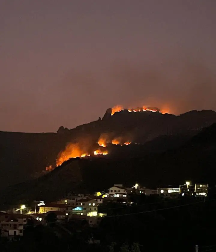 Três frentes e mais de 50 homens combatem incêndio no Pico do Itacolomi