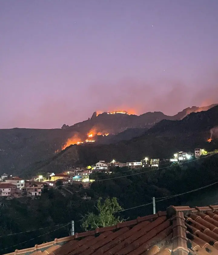 Três frentes e mais de 50 homens combatem incêndio no Pico do Itacolomi