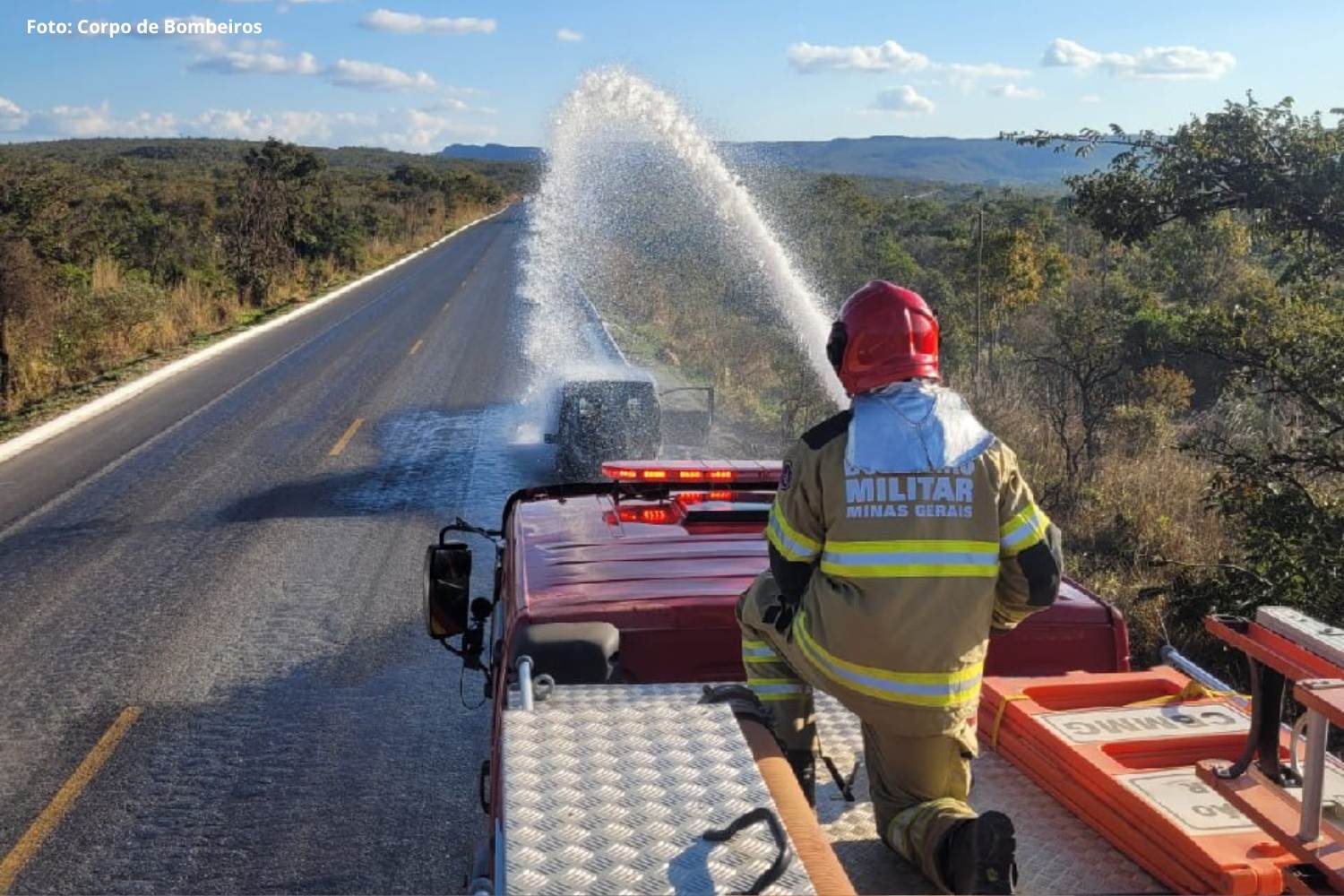 Corpo de Bombeiros apaga incêndio em ambulância