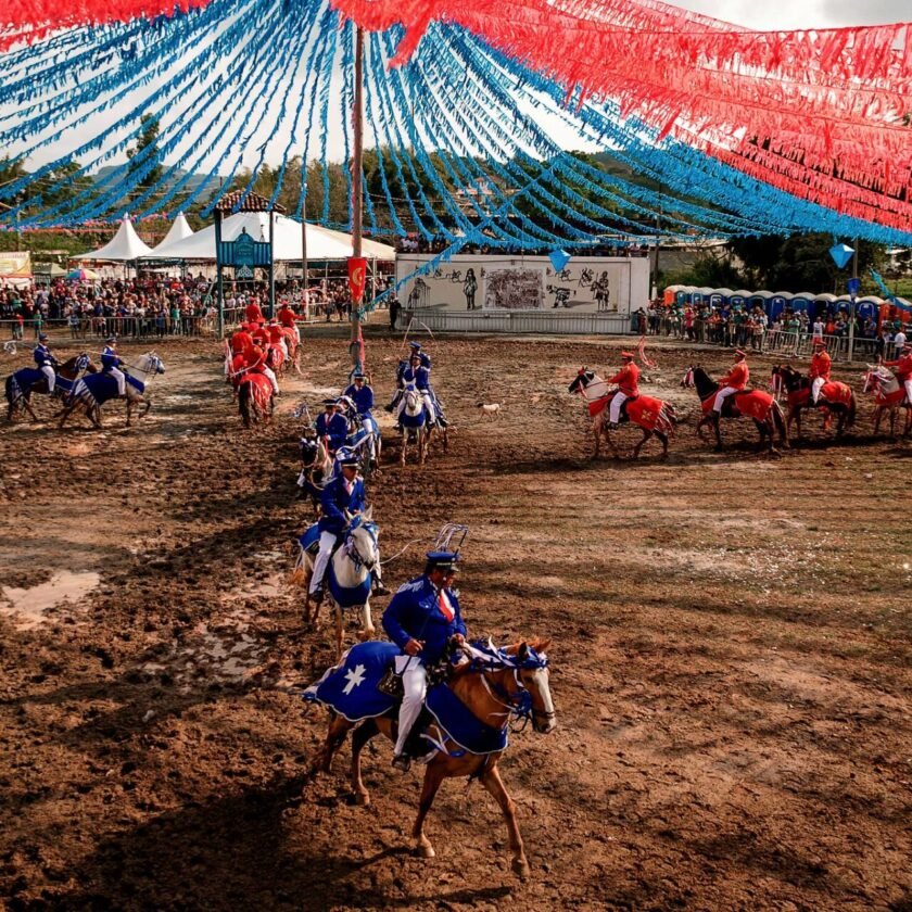 Cavalhadas de Amarantina: Cristãos e Mouros se enfrentarão em Ouro Preto 