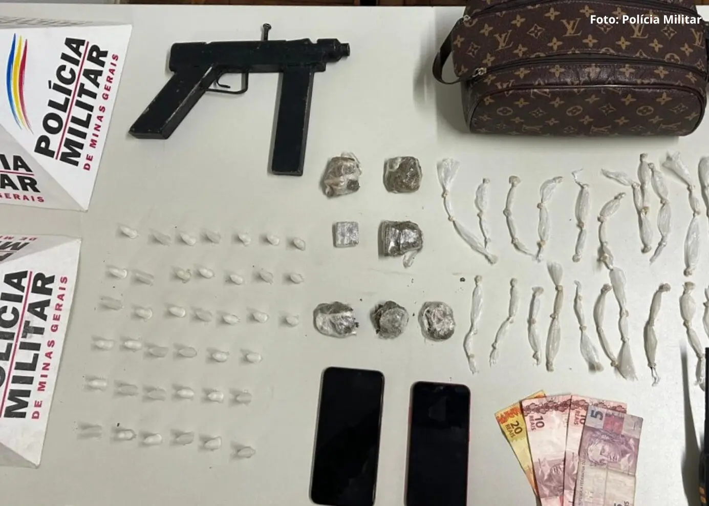 Polícia Militar prende jovens com drogas e submetralhadora artesanal em Itabirito