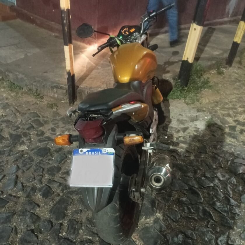 Jovem de 15 anos é apreendido com moto furtada e drogas em Ouro Preto