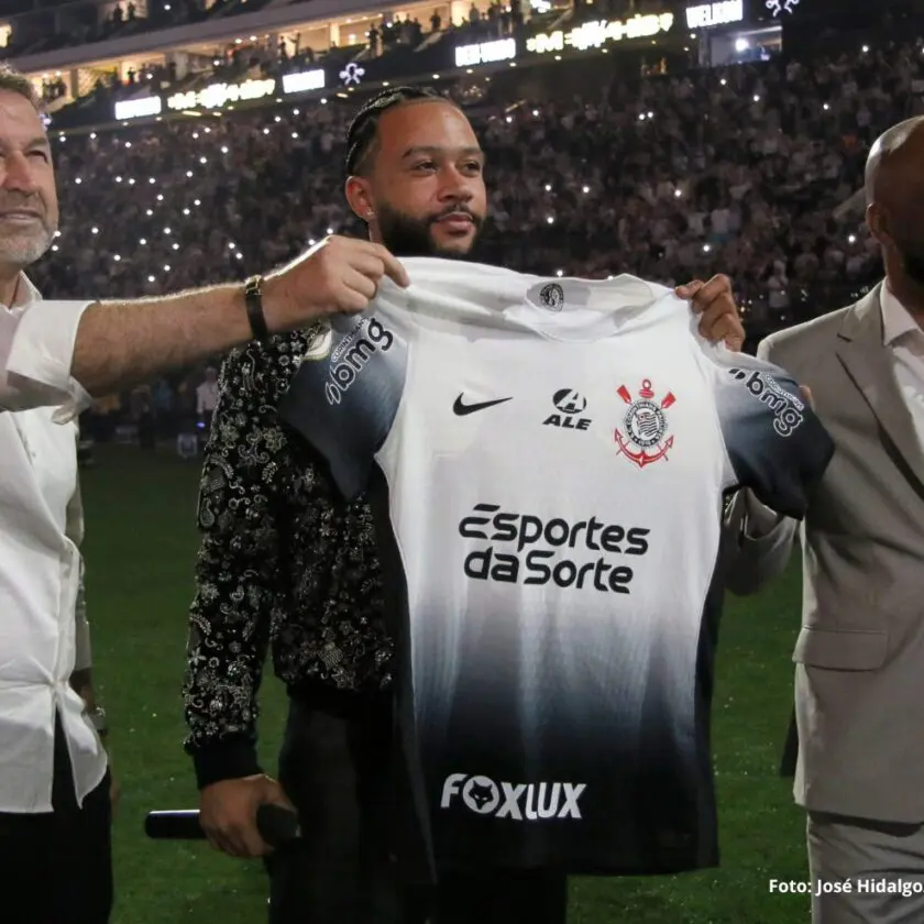 Depay apresentado pelo Corinthians