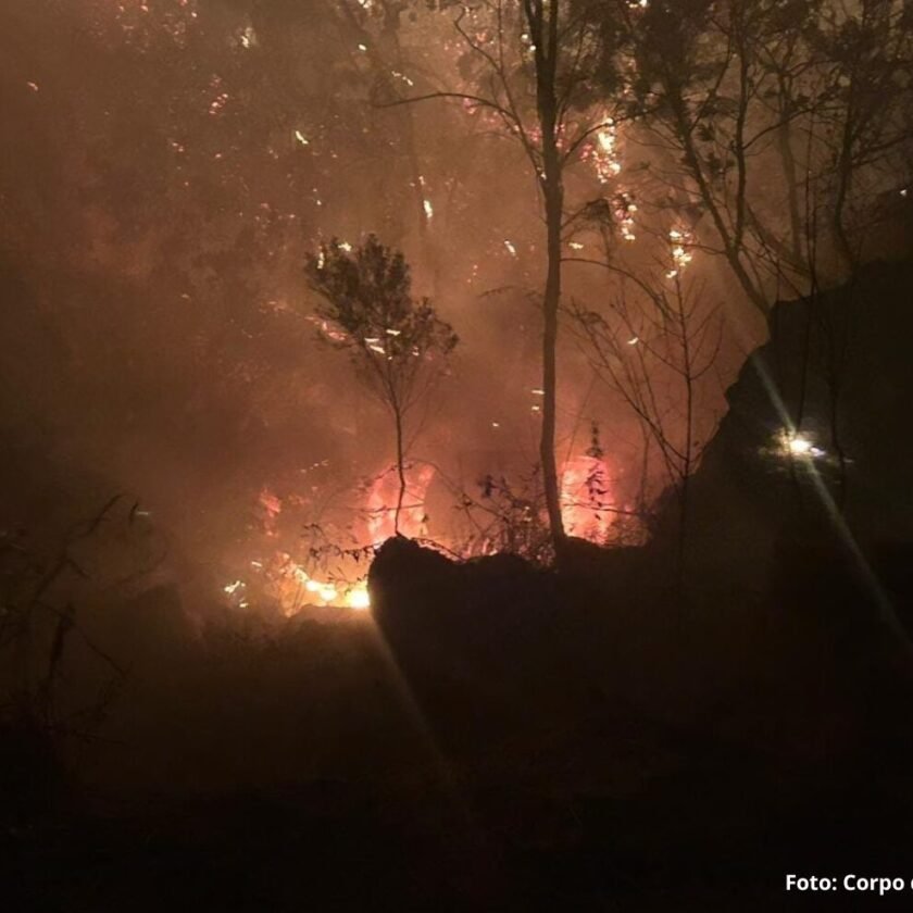 Incêndio causado por capotamento de carro entre Mariana e Ponte Nova