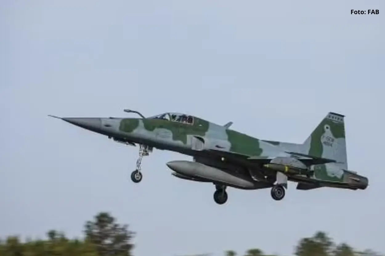 Caça da Força Aérea Brasileira cai em área de mata na Grande Natal