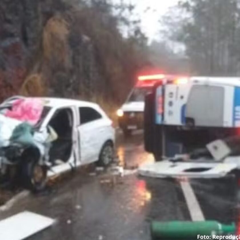 BR-262: acidente entre carro e ambulância mata mulher em Minas Gerais