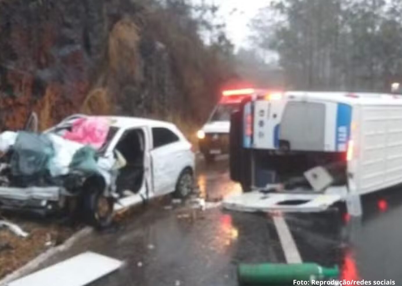 BR-262: acidente entre carro e ambulância mata mulher em Minas Gerais