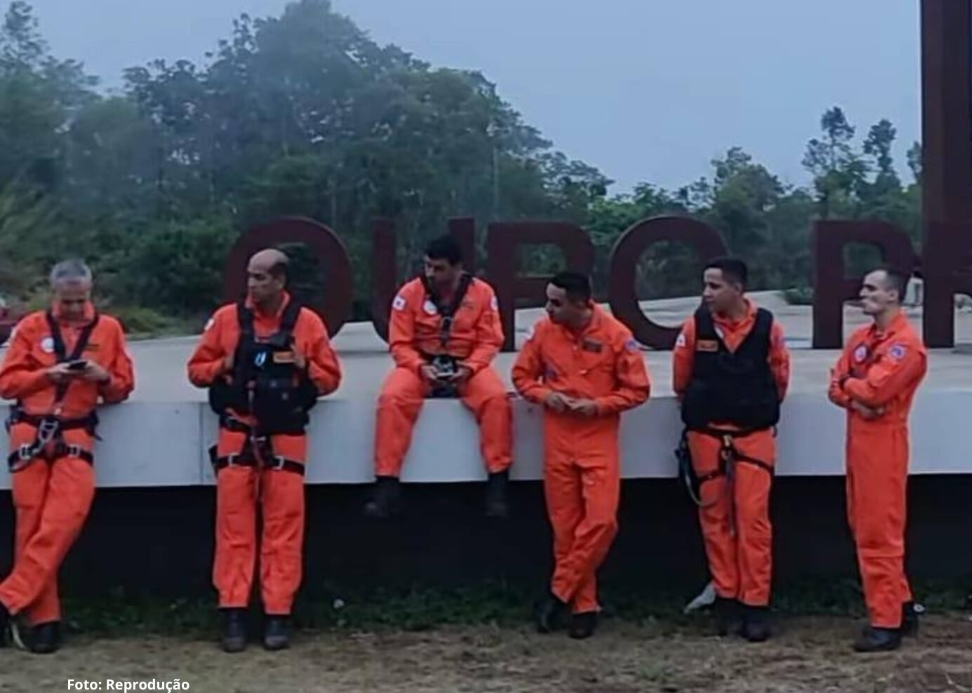 Corpo de Bombeiros faz operação em local que helicóptero caiu em Ouro Preto