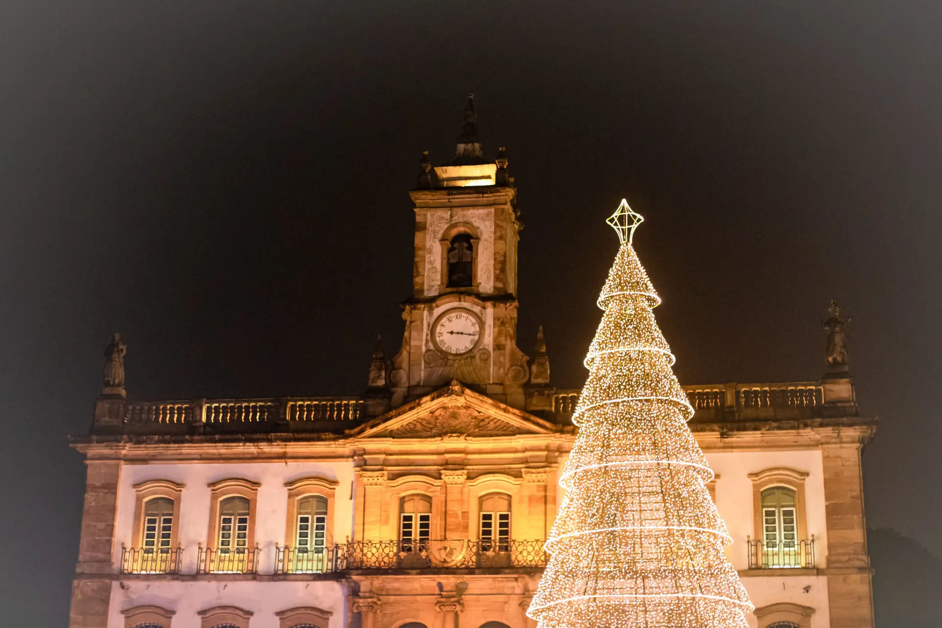 Trânsito será alterado no Centro de Ouro Preto para finalização da decoração de Natal
