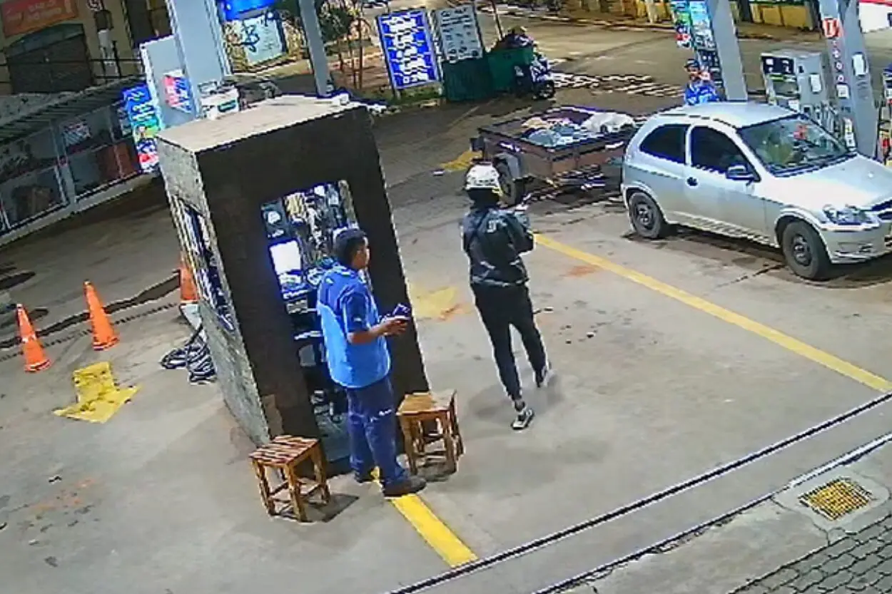 Câmera registra assalto à mão armada em Itabirito; veja