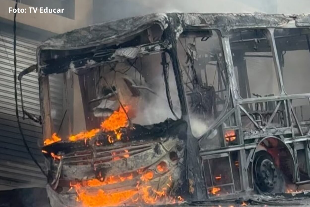 Ônibus de linha pega fogo em Ponte Nova; bombeiros controlam as chamas