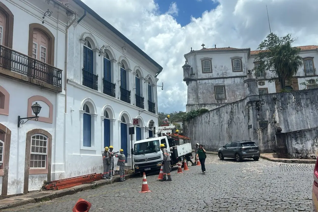 Para terminar decoração de Natal, ruas do Centro de Ouro Preto terão trânsito alterado