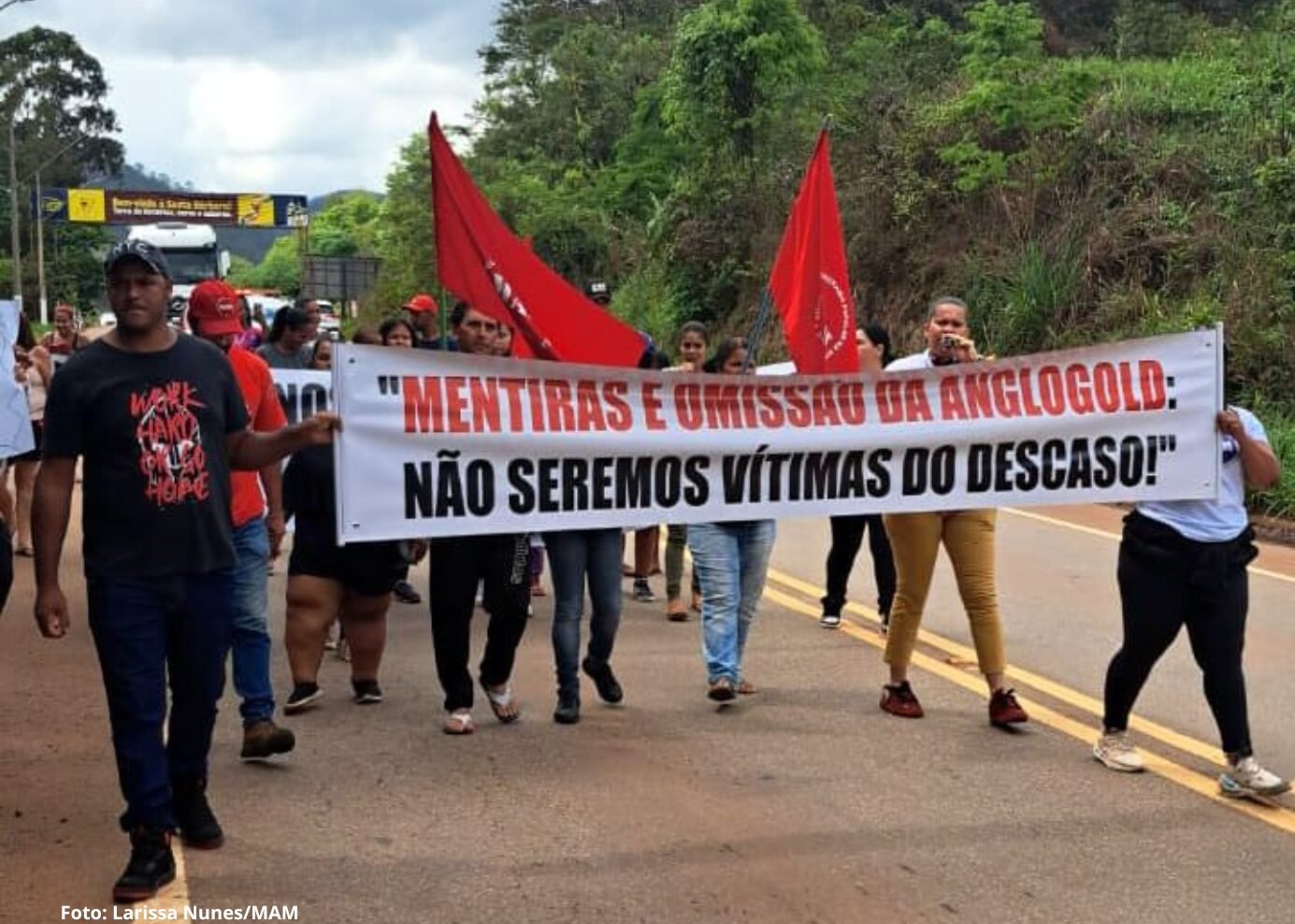 Moradores de Santa Bárbara protestam após sirene falsa em barragem