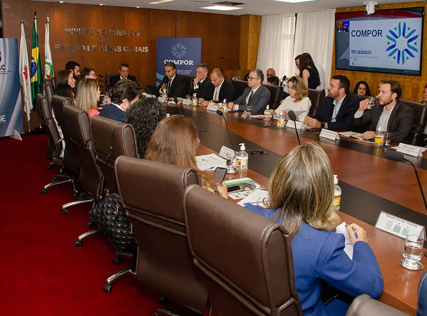 Tráfego de carretas de minério na BRs 040 e 356 é tema de reunião do MPMG
