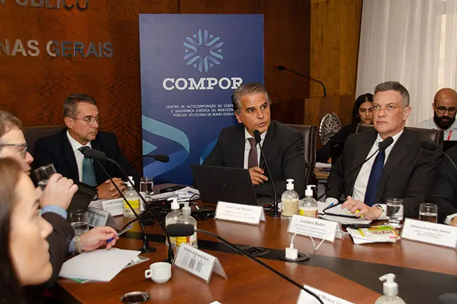 Tráfego de carretas de minério na BRs 040 e 356 é tema de reunião do MPMG