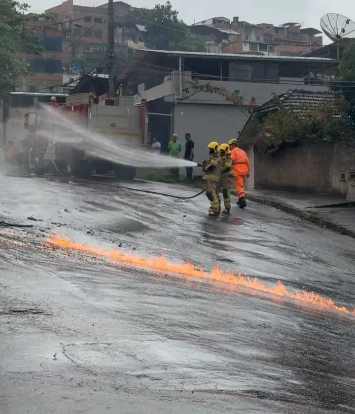 Ônibus de linha pega fogo em Ponte Nova; bombeiros controlam as chamas