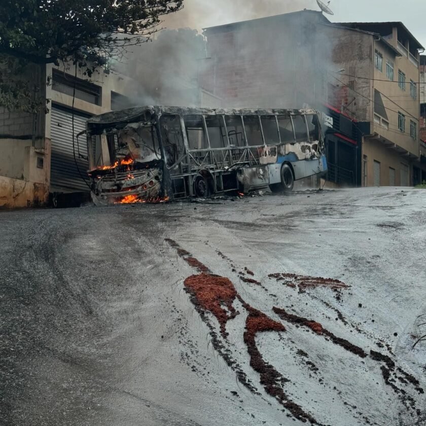 Ônibus de linha pega fogo em Ponte Nova; bombeiros controlam as chamas