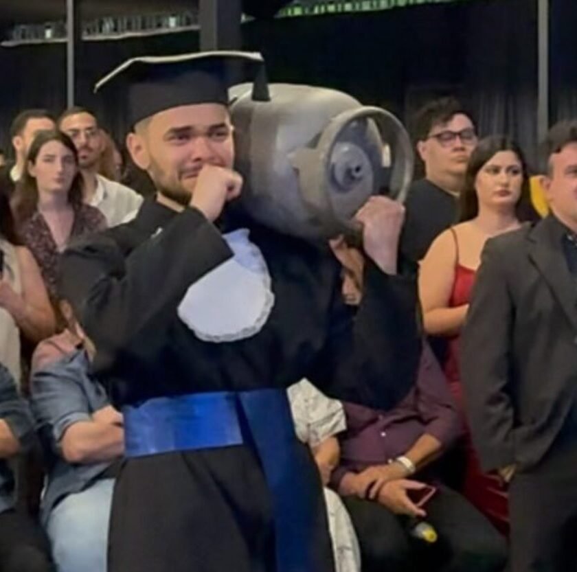 Formando da UFOP emociona ao carregar botijão de gás em formatura para homenagear o pai