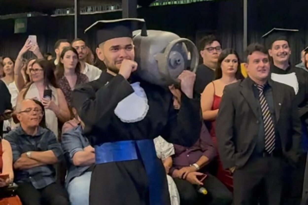 Formando da UFOP emociona ao carregar botijão de gás em formatura para homenagear o pai