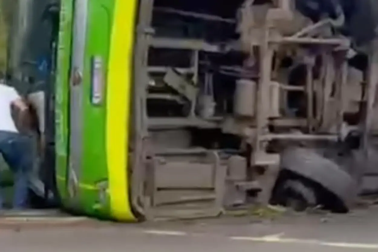Ônibus da Pássaro Verde tomba em Itabirito e deixa feridos