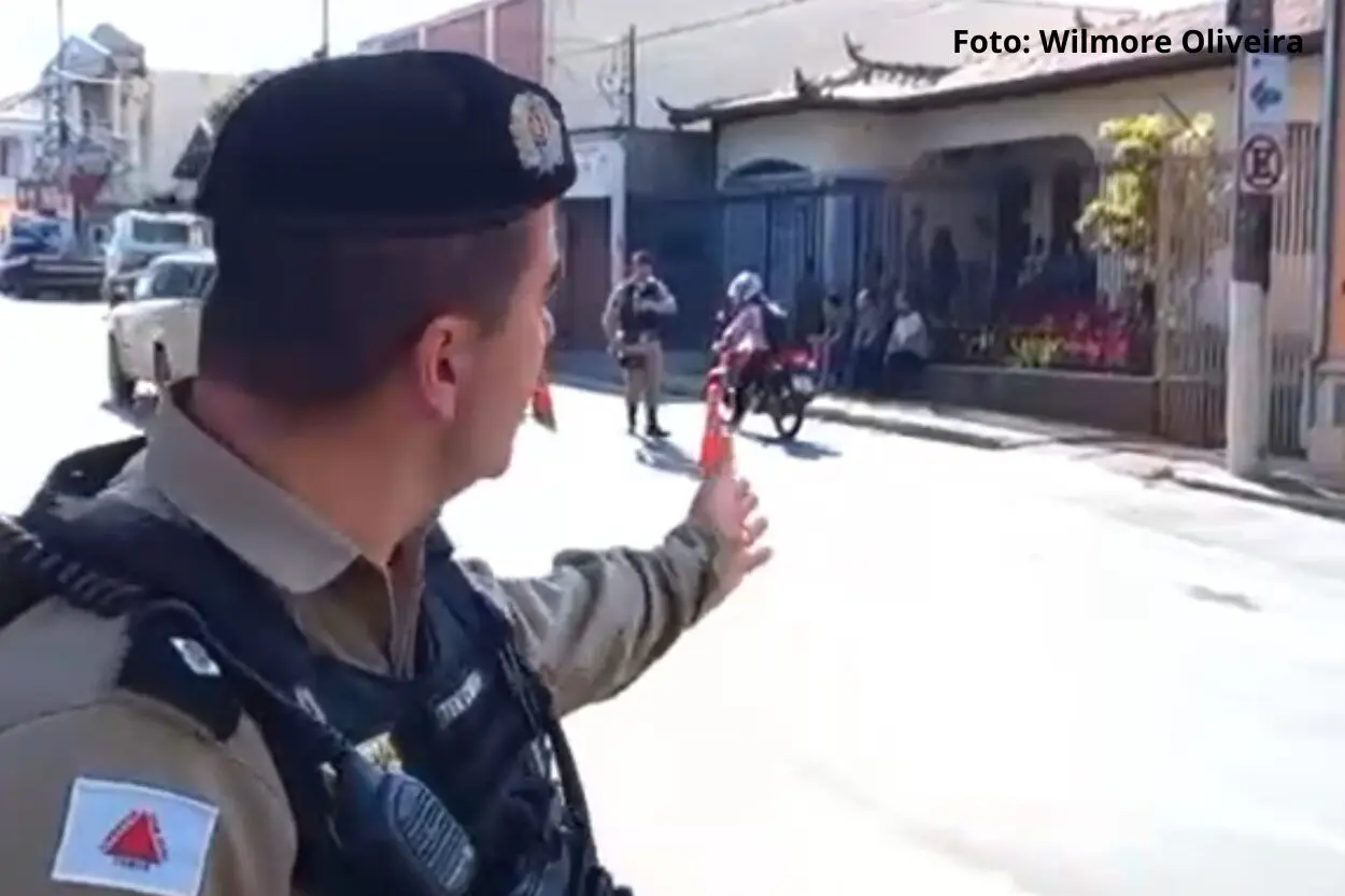 Motoqueiro 'desafia' PM durante gravação de vídeo, cai e é preso em flagrante em Conselheiro Lafaiete